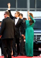 高清图：朱莉闪片绿裙华丽 皮特墨镜遮面耍个性