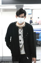 组图：周杰伦现身上海 保安开路粉丝追拍