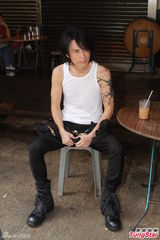 组图：黄子华王君馨《My盛Lady》枪战戏逼真