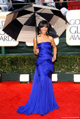 高清组图：黑人女星肖恩-罗宾森主打蓝色撑伞亮相