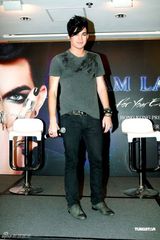 组图：美偶歌手兰伯特香港将开唱 入乡随俗穿唐装