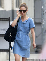 组图：娜塔丽-波特曼咬指甲扮萌 老公逗乐儿子