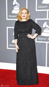 高清图：格莱美红毯阿黛尔黑色长袖亮片礼服亮相