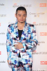 组图：杨炅翰亮相街拍盛典红毯 迷幻西服抢镜