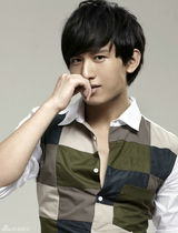 组图：成毅帅气写真显少年英气