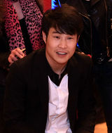 组图：马拉多纳中国学二人转扔手绢 赵本山授艺