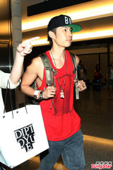 组图：吴建豪返台证实婚讯 否认奉子成婚