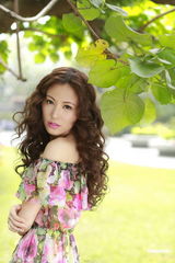 组图：刘心悠花朵裙装拍写真 望早日遇真命天子