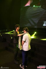 组图：金起范送抱赞港女 自曝曾告白失败