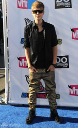 组图：贾斯汀-比伯帅气亮相颁奖礼 墨镜别致