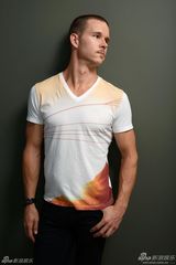 组图：《神秘之路》主创写真 莱恩·昆坦秀胸肌