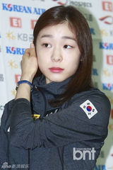 组图：金妍儿机场办记者会 赴克罗地亚比赛