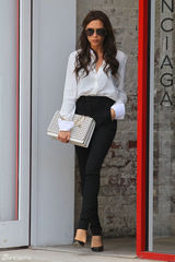 组图：贝嫂维多利亚帅气黑白配 抱小七出镜