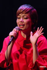 组图：容祖儿睽违11年台北开唱 一身大红烧乌龟