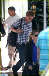 组图：哈利王子发福头顶稀疏 格子衫牛仔裤随性