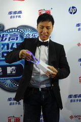 幻灯：甄子丹不慎弄坏奖杯分两半 拼好还原显得意