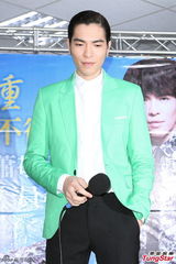 组图：萧敬腾亮相任招募大使 绿色小西装抢镜