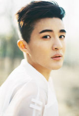 组图：郑斯仁白衣写真 演绎仙境精灵王子