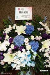 费玉清开第100场演唱会 不变黑西装献唱(组图)