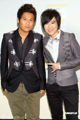 幻灯图：TVB8金曲颁奖落幕 容祖儿银装现身捧奖