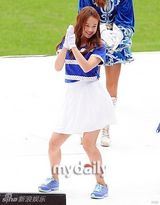 组图：刘在锡朴明秀等担任足球比赛啦啦队