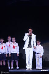 组图：王力宏小巨蛋开唱 “火力全开”大展才艺