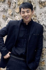 组图：朱亚文巴黎拍时尚大片 优雅释放熟男魅力