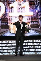 高清组图：张根硕金俊秀出席亚洲Jewelry颁奖礼