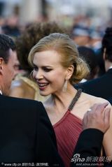 组图：妮可戛纳走秀风情露背 真空激凸艳光四射