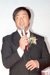 幻灯图：成龙白衣亮相慈善晚宴 美女相伴左右