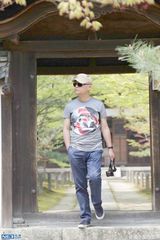 组图：孟非不理传言 踏青拍照文艺范儿