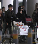 组图：姚贝娜黑装亮相上海 一路闲聊笑容不止