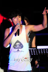 组图：韩星朱智勋釜山举办特别演唱会粉丝捧场