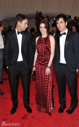 组图：美国时装学院庆典举行 众明星红毯竞艳