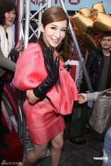 组图：萧亚轩寒风中短裙做代言 自曝初恋对象