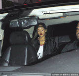 组图：蕾哈娜黑衣酷装亮相 用手遮脸红唇抢镜