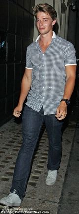 组图：施瓦辛格儿子女儿现身 关系融洽