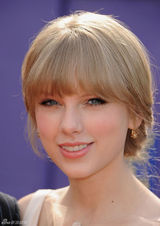 组图：斯威夫特和埃夫隆宣传新片亲密拥吻