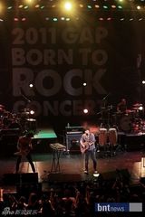 组图：韩国YB乐队等出席拼盘演唱会 众星秀摇滚精神