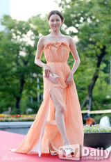 组图：全智贤性感亮相电影节红毯 女星走光露底