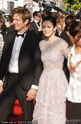 组图：《维纳斯》首映 章子怡素雅长裙助阵