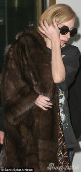 组图：LadyGaga皮草T恤玩混搭 踩恨天高秀美腿