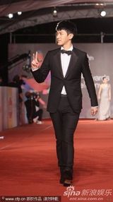 组图：柯震东西装笔挺亮相金马奖红毯引尖叫