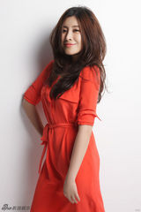 组图：王雅捷时尚写真曝光 魅惑红唇大显气质