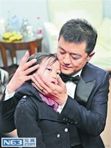 组图：李亚鹏带李嫣看音乐节 一路背女儿显父爱