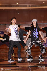 幻灯图集：Twins为个唱彩排 陈伟霆容祖儿探望加油