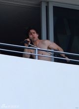 组图：汤姆-克鲁斯半裸载歌载舞 泳池玩水仍绅士