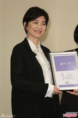 组图：林青霞返台风韵迷人 看曾经接吻镜头大笑