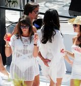 组图：F1总裁千金大婚奢靡派对 吻同性入水走光