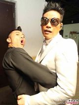 组图：梁汉文脚伤拆线拍MV 发起抱抱运动